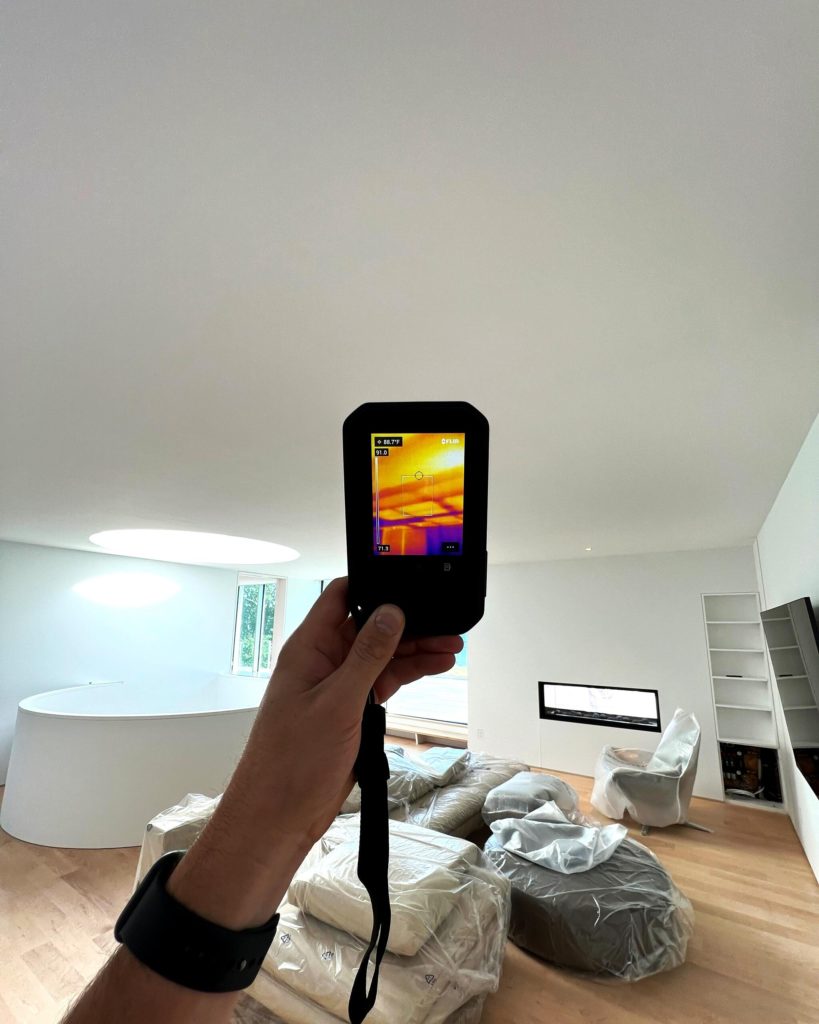 Radiant ceiling in heating thermal image.